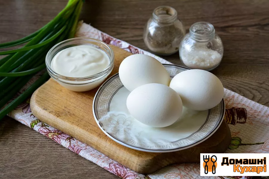 Цибулевий салат з яйцями - фото крок 1
