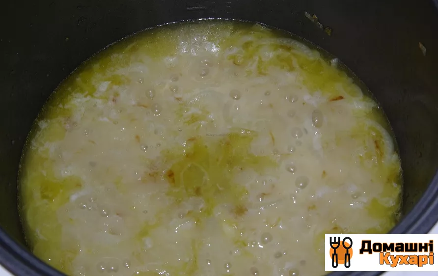 Цибулевий суп з плавленим сиром - фото крок 3