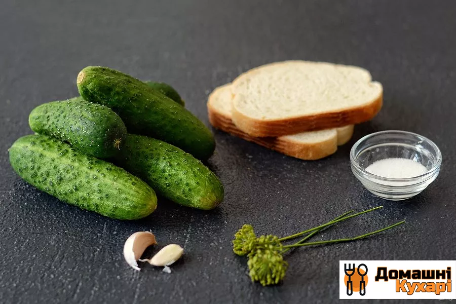 Малосольні огірки на білому хлібі - фото крок 1