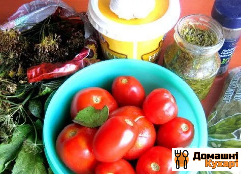 Малосольні помідори з часником і зеленню - фото крок 1