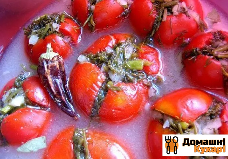 Малосольні помідори з часником і зеленню - фото крок 8