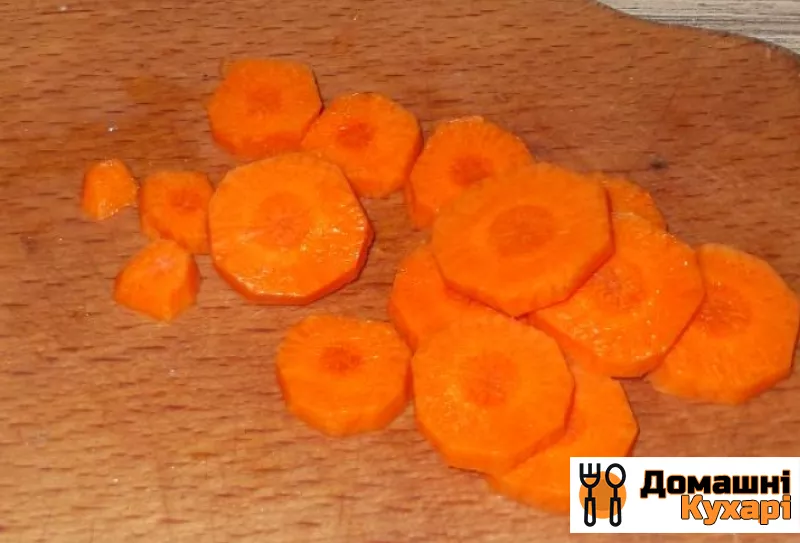 Мариновані огірки з морквою і цибулею - фото крок 1