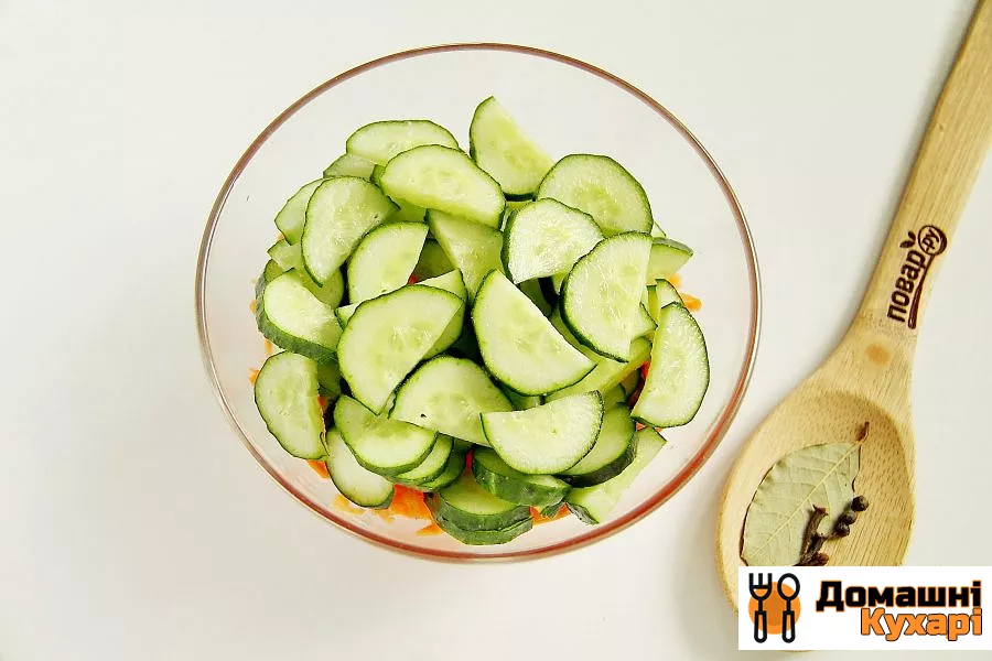 Маринований салат з огірків і моркви - фото крок 3