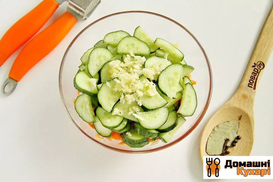 Маринований салат з огірків і моркви - фото крок 4