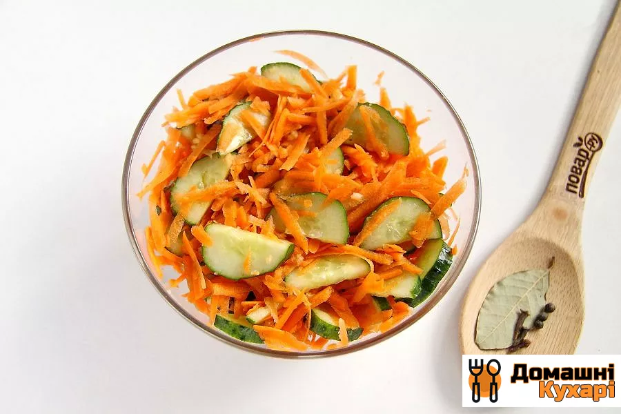 Маринований салат з огірків і моркви - фото крок 5