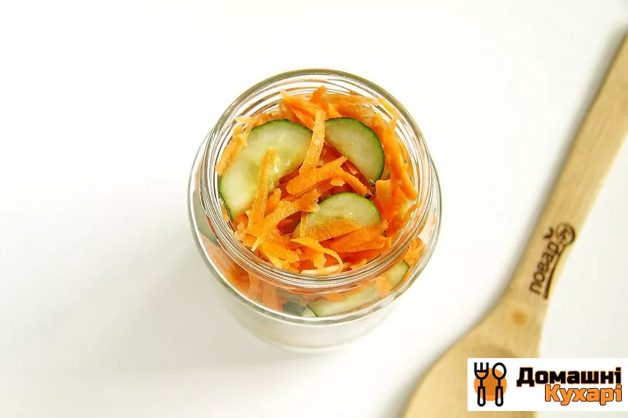 Маринований салат з огірків і моркви - фото крок 7